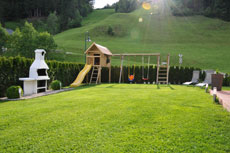 Große Spielwiese und Kinderspielplatz