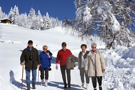 Erholsame Spaziergänge durch die tief verschneite Landschaft