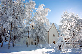 Auch die Kirche erstrahlt im Winterkleid